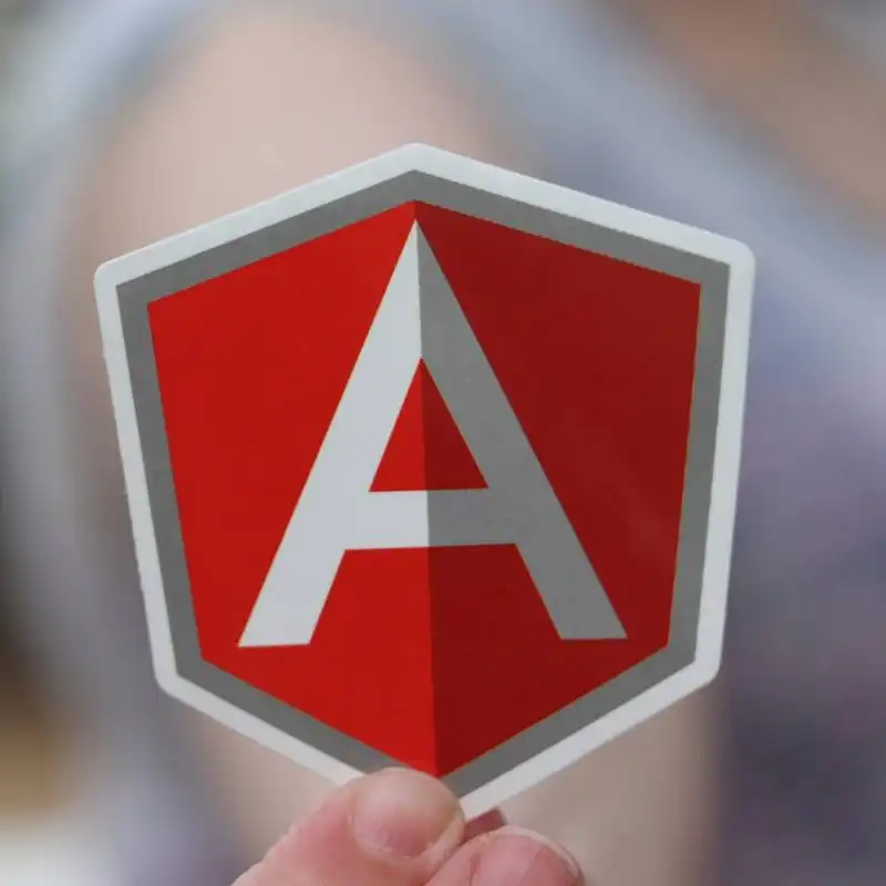 Angular Logo von zwei Fingern gehalten.